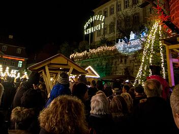 Am rot beleuchteten Rosenturm freuten sich viele Kinder und Erwachsene auf die Begrüßung durch das Kronacher Christkind und seine Engelchen (rechts oben). Foto: Marian Hamacher