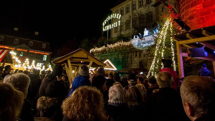 Am rot beleuchteten Rosenturm freuten sich viele Kinder und Erwachsene auf die Begrüßung durch das Kronacher Christkind und seine Engelchen (rechts oben). Foto: Marian Hamacher