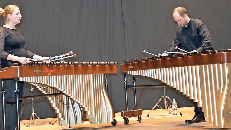 Vor drei Jahren gastierten Martina Balz und Dominic Herrmann in der Leßbachtalhalle in Weißenbrunn und begeisterten mit fliegenden Händen am Marimbaphon. Am 27. Mai sind die beiden Berufsmusiker bei "Power of Percussion" mit Günther Peppel und seinen Schülern von der Berufsfachschule für Musik Oberfranken mit eigenen Programmteil dabei. Foto: Archiv Karl- H. Hofmann