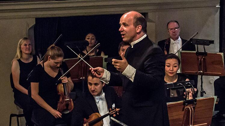 Unter der Leitung von Roland Kluttig begeisterte das Philharmonische Orchester beim Sinfoniekonzert im Landestheater. Gefeierte Solistin war die Mezzosopranistin Uto Döring-Fleury.Foto: Jochen Berger
