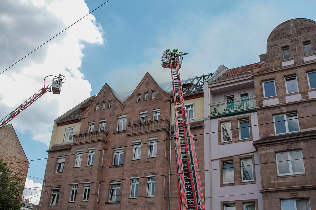 Dachstuhl eines Mehrfamilienhauses fängt Feuer