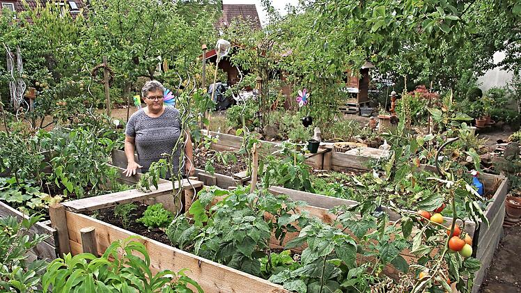 Margarete Dorsch steht an ihren Hochbeeten. Dort kann alles wachsen und gedeihen.  Fotos: Helmut Will