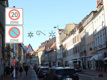 Trotz  Abschaffung der Kurzzeitparkpl&auml;tze stehen noch viele Autos  in der Langen Stra&szlig;e. Markus Klein