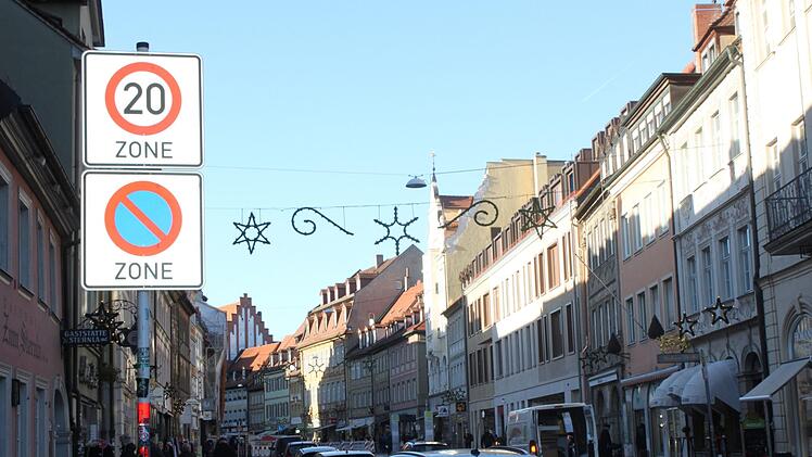 Trotz  Abschaffung der Kurzzeitparkpl&auml;tze stehen noch viele Autos  in der Langen Stra&szlig;e. Markus Klein