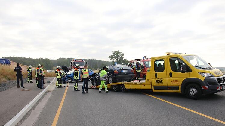 Zu einem schweren Unfall ist es am Dienstagmorgen auf der B4 (Landkreis Coburg) gekommen. Foto: Michael Stelzner