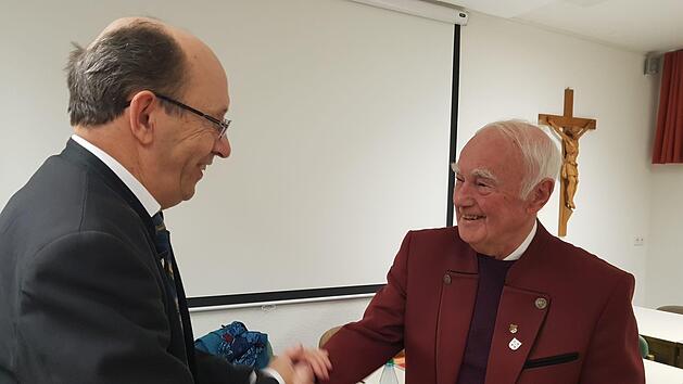 Der Gruppenvorsitzende der Sängergruppe Bad Kissingen Siegfried Gottwald (links) überreicht die Urkunde mit der Ehrennadel in Silber an  Gerhard Stanke für 25 Jahre aktiver Mitgliedschaft. Foto: Ganna Kravchenko