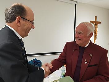 Der Gruppenvorsitzende der Sängergruppe Bad Kissingen Siegfried Gottwald (links) überreicht die Urkunde mit der Ehrennadel in Silber an  Gerhard Stanke für 25 Jahre aktiver Mitgliedschaft. Foto: Ganna Kravchenko