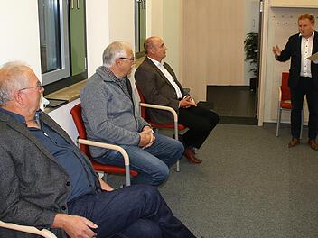 Aus der Gemeinschaftsversammlung der Verwaltungsgemeinschaft Maßbach verabschiedete Matthias Klement (rechts) die bisherigen Mitglieder Werner Wenzel, Rudolf Berninger und Werner Heuchler (von links). Nicht dabei waren Egon Klöffel und Harald Klopf.  Foto: Dieter Britz