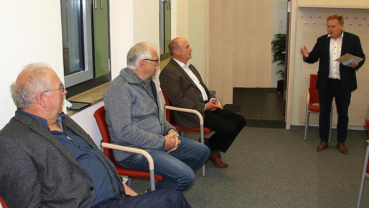 Aus der Gemeinschaftsversammlung der Verwaltungsgemeinschaft Maßbach verabschiedete Matthias Klement (rechts) die bisherigen Mitglieder Werner Wenzel, Rudolf Berninger und Werner Heuchler (von links). Nicht dabei waren Egon Klöffel und Harald Klopf.  Foto: Dieter Britz