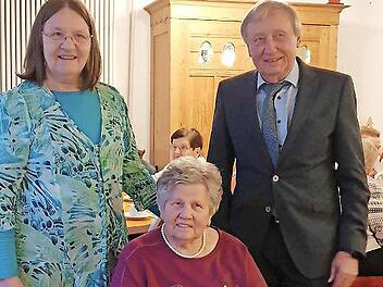 Die stellvertretende Landrätin Barbara Poneleit und Bürgermeister Paul Steins gratulieren Frieda Reck.