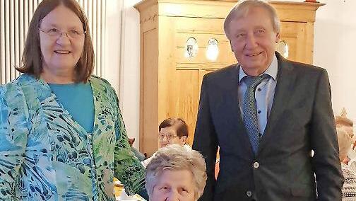 Die stellvertretende Landrätin Barbara Poneleit und Bürgermeister Paul Steins gratulieren Frieda Reck.