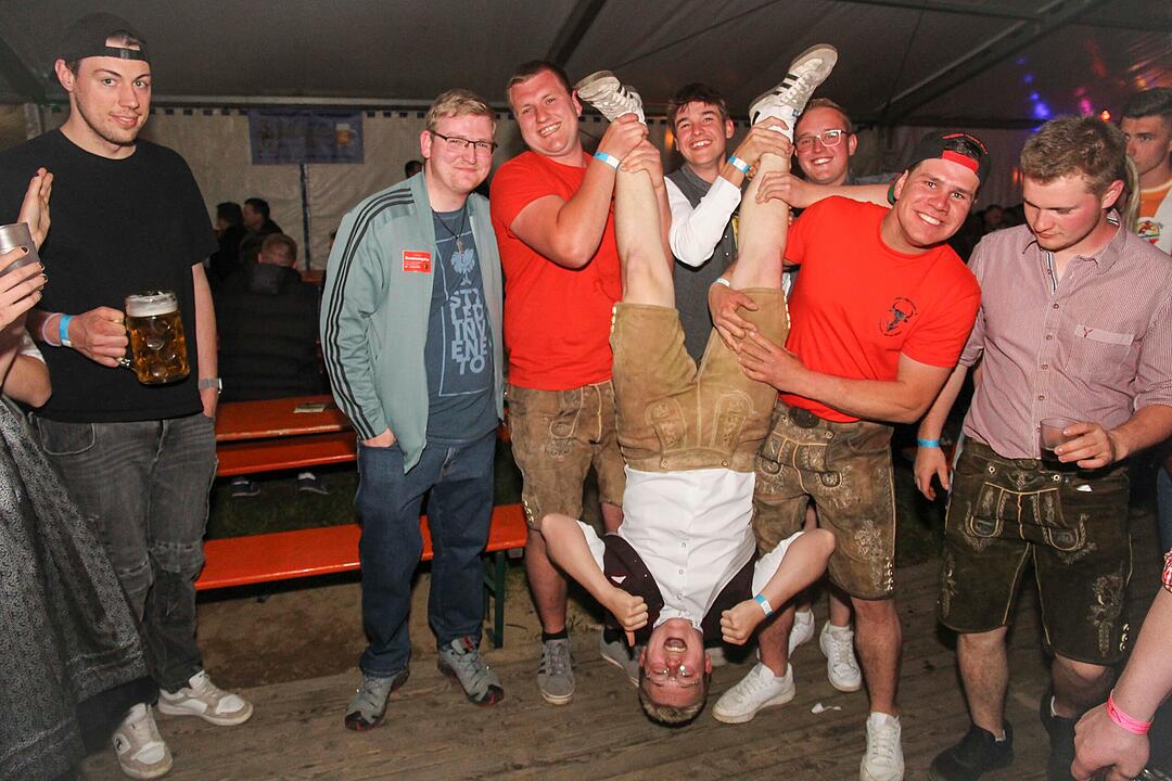 Dirndl vs. Lederhosen