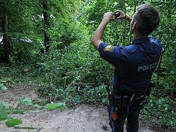 Im Unterholz: Spaziergänger finden Leiche in Schwaben Im Unterholz: Spaziergänger finden Leiche in Schwaben