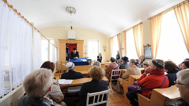 Besucher im Betsaal