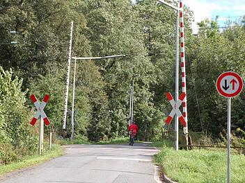 Der Bahnübergang im Schlossgrund soll laut DB-Netz AG geschlossen werden. Foto: Rainer Lutz