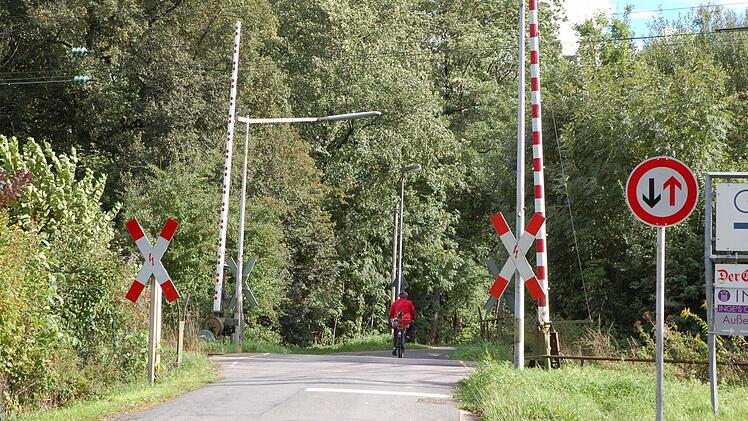 Der Bahnübergang im Schlossgrund soll laut DB-Netz AG geschlossen werden. Foto: Rainer Lutz