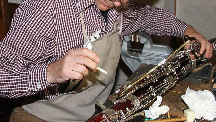 Jörg Baumann von der Instrumentenbaufirma Wolf aus Kronach hat das Problem beim Fagott schnell erkannt: Der S-Bogen passt nicht zur Piano-Mechanik.