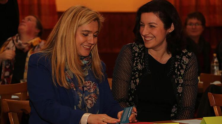 Melanie Huml und Dorothee Bär im Gespräch. Foto: Matthias Hoch