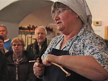 "Winzerin" Christiane Schmid erklärt, wie mühsam früher die Arbeit auf dem Weinberg war. Foto: Gerd Schaar
