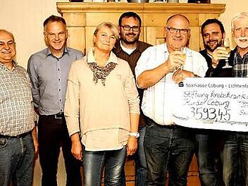 Spendenübergabe (von links): Reiner Bohl, Arno Bohl, Petra Bohl, Timo Sommerluksch, Hartmut Bohl, Manuel Sommerluksch und Stiftungsvorsitzender Uwe Rendigs  Foto: Michael Stelzner