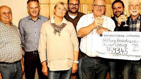 Spendenübergabe (von links): Reiner Bohl, Arno Bohl, Petra Bohl, Timo Sommerluksch, Hartmut Bohl, Manuel Sommerluksch und Stiftungsvorsitzender Uwe Rendigs  Foto: Michael Stelzner