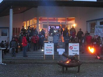 50 Bürger aus Schondra und den umliegenden Gemeinden demonstrierten am Sonntagabend gegen die Stromtrasse Südlink. Foto: Oswald Türbl