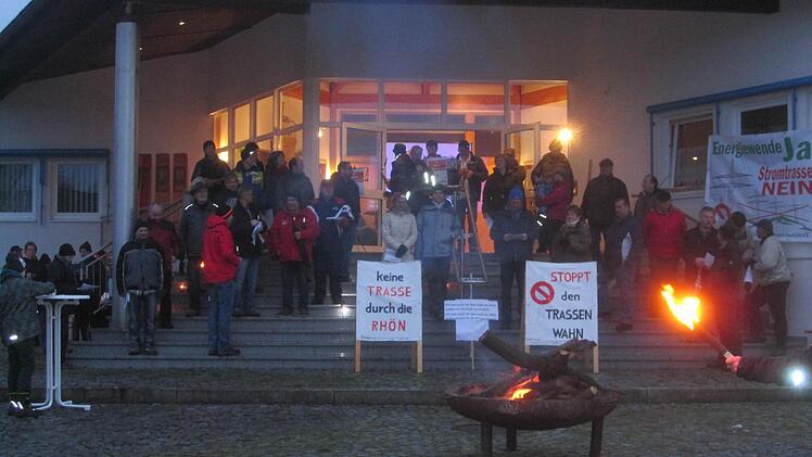 50 Bürger aus Schondra und den umliegenden Gemeinden demonstrierten am Sonntagabend gegen die Stromtrasse Südlink. Foto: Oswald Türbl