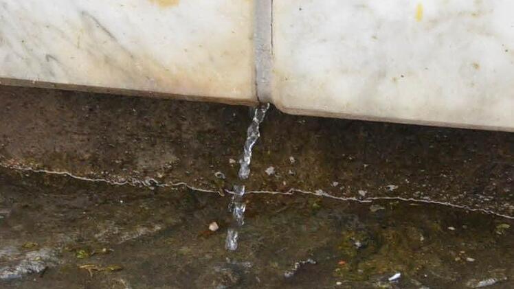 Der Massabrunnen leckt.  Foto: Peter Rauch