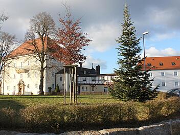 Die Bildungsstätte Schloss Schney hat eine umfassende Sanierung hinter sich, die vor allem Brandschutzmaßnahmen geschuldet war. Dazu waren Abstimmungen mit dem Denkmalschutz nötig. Einen hohen Aufwand stellte auch die Stützmauer dar, die am Hang (aus dieser Perspektive links neben dem Gebäude) errichtet werden musste.  Foto: Popp