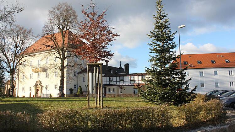 Die Bildungsstätte Schloss Schney hat eine umfassende Sanierung hinter sich, die vor allem Brandschutzmaßnahmen geschuldet war. Dazu waren Abstimmungen mit dem Denkmalschutz nötig. Einen hohen Aufwand stellte auch die Stützmauer dar, die am Hang (aus dieser Perspektive links neben dem Gebäude) errichtet werden musste.  Foto: Popp