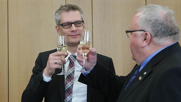 "Auf Oberbürgermeister Uwe Kirschstein und auf Forchheim "stieß Bürgermeister Franz Streit mit dem Jubilar an.