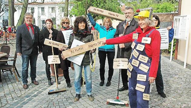 Die Mitglieder der Arbeitnehmerpastoral im Bereich Obefranken-West demonstrierten am Rand der Maikundgebung gegen die Auswirkungen und den Umgang mit der Hartz IV (Verun-)Sicherung im Niedriglohnsektor. Links Betriebsseelsorger Norbert Jungkunz.  Foto: Edwin Mei&szlig;inger
