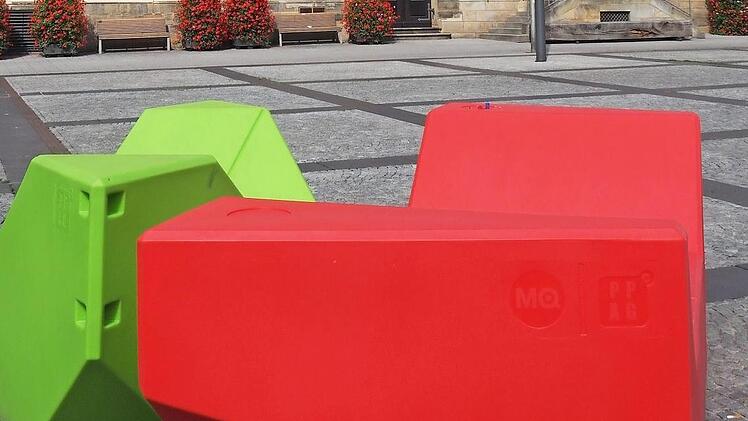 Die bunten Sitzgelegenheiten bleiben dem Maxplatz noch bis Ende des Monats erhalten. Foto: Stadt