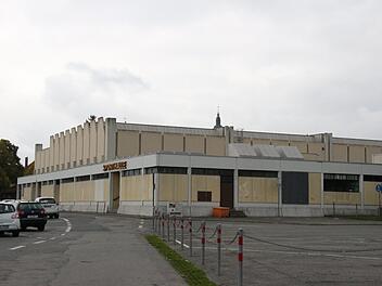 Die Angerhalle soll zur Interimsspielstätte fürs Landestheater umgebaut werden - nach vier Jahren Nutzung soll dann der Abriss erfolgen. Jetzt macht Hans Michelbach einen anderen Vorschlag.Simone Bastian