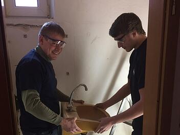 Thorsten Müller und Johannes Walter haben bei den Abbrucharbeiten mit angepackt.  Fotos: Firma Schwender