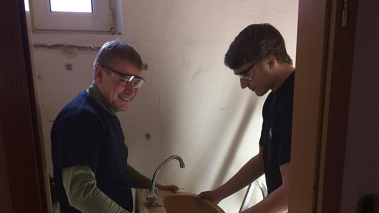 Thorsten Müller und Johannes Walter haben bei den Abbrucharbeiten mit angepackt.  Fotos: Firma Schwender