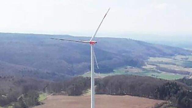 Eines der drei Windräder des Bürgerwindparks Litzendorf-Hohenellern mit Blick ins Ellertal Foto: privat