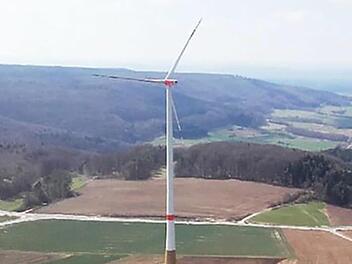 Eines der drei Windr&auml;der des B&uuml;rgerwindparks Litzendorf-Hohenellern mit Blick ins Ellertal Foto: privat