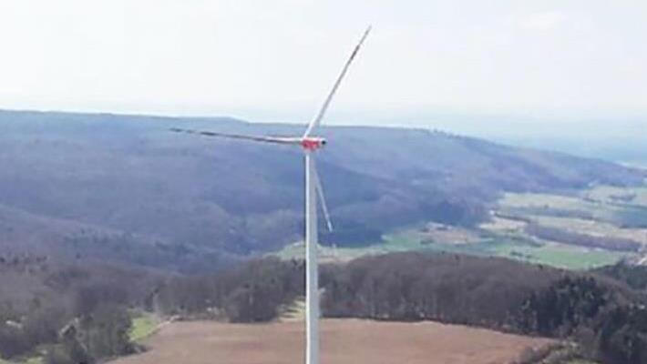Eines der drei Windräder des Bürgerwindparks Litzendorf-Hohenellern mit Blick ins Ellertal Foto: privat