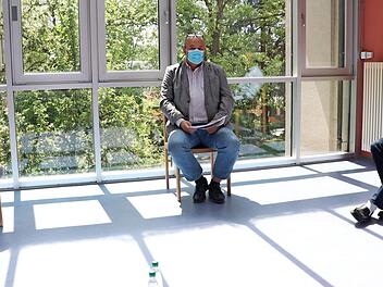 Jeder sollte für sich "persönliche Leitplanken aufbauen", appellieren in der Kronacher Corona-Schwerpunktpraxis (v. l.) Matthias Rudolph, Uwe Fleischmann und Peter Witton.  Foto: Rainer Glissnik