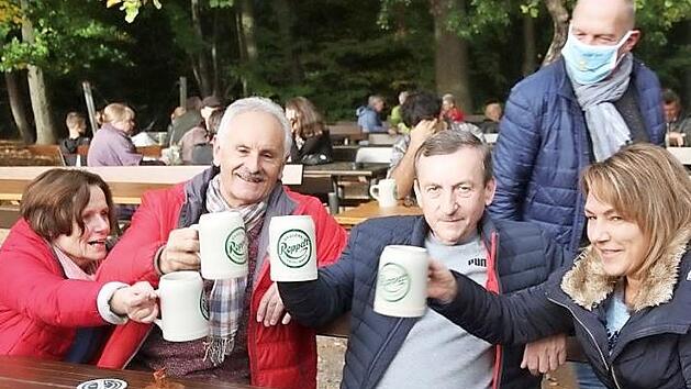 Auf den Kellerabschluss der Brauerei Roppelt wurde in Stiebarlimbach angestoßen.  Foto: Mathias Erlwein