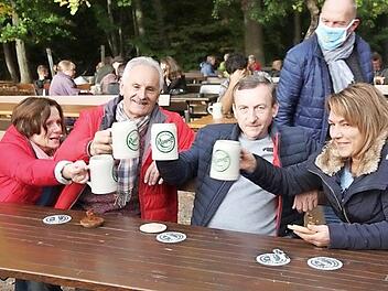 Auf den Kellerabschluss der Brauerei Roppelt wurde in Stiebarlimbach angestoßen.  Foto: Mathias Erlwein