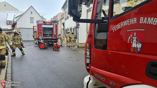 Rauchentwicklung in Bamberger Wohnhaus: Bewohner muss von Feuerwehr befreit werden