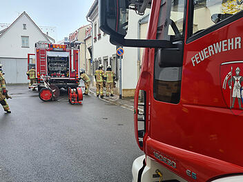 Rauchentwicklung in Bamberger Wohnhaus: Bewohner muss von Feuerwehr befreit werden