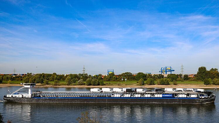 Das mit Mercedes-Sprintern beladene Frachtschiff f&auml;hrt wieder los
