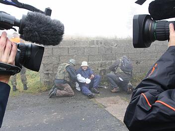 Internationale Fernsehteams beobachteten gestern die Chemiewaffen-Inspekteure der OPCW bei ihrem Training für den Einsatz in Syrien auf dem Truppenübungsplatz Wildflecken. Fotos: Ralf Ruppert