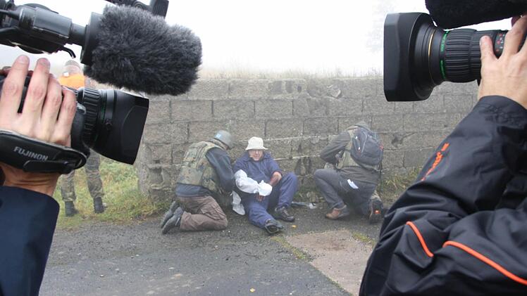 Internationale Fernsehteams beobachteten gestern die Chemiewaffen-Inspekteure der OPCW bei ihrem Training für den Einsatz in Syrien auf dem Truppenübungsplatz Wildflecken. Fotos: Ralf Ruppert