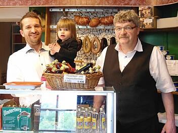 Drei Generationen vereint: Gerd Ziegler, Sohn Harald und dessen Tochter Clara. Der Laden, der zum Gasthof "Zum Biber" in Speicherz gehört, ist für so manchen Gast eine Fundgrube. Clara kann die Leberwurst empfehlen.  Foto: Stephanie Elm