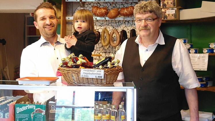 Drei Generationen vereint: Gerd Ziegler, Sohn Harald und dessen Tochter Clara. Der Laden, der zum Gasthof "Zum Biber" in Speicherz gehört, ist für so manchen Gast eine Fundgrube. Clara kann die Leberwurst empfehlen.  Foto: Stephanie Elm