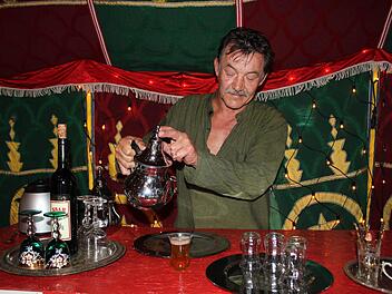 Wolfgang Steppan bietet im Pfalzgraben warmen Minztee an. Foto: Michael Memmel